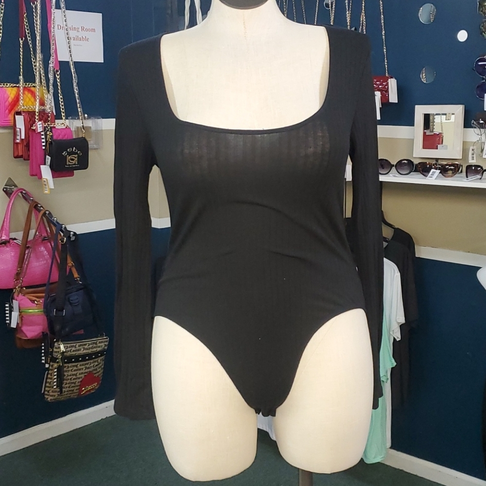 Black Ribbed Bodysuit 🔥